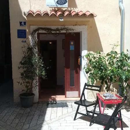 Old Town Charmer Apartment *