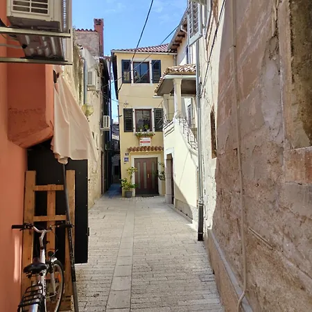 Апартаменти Old Town Charmer