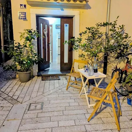 Апартаменти Old Town Charmer *